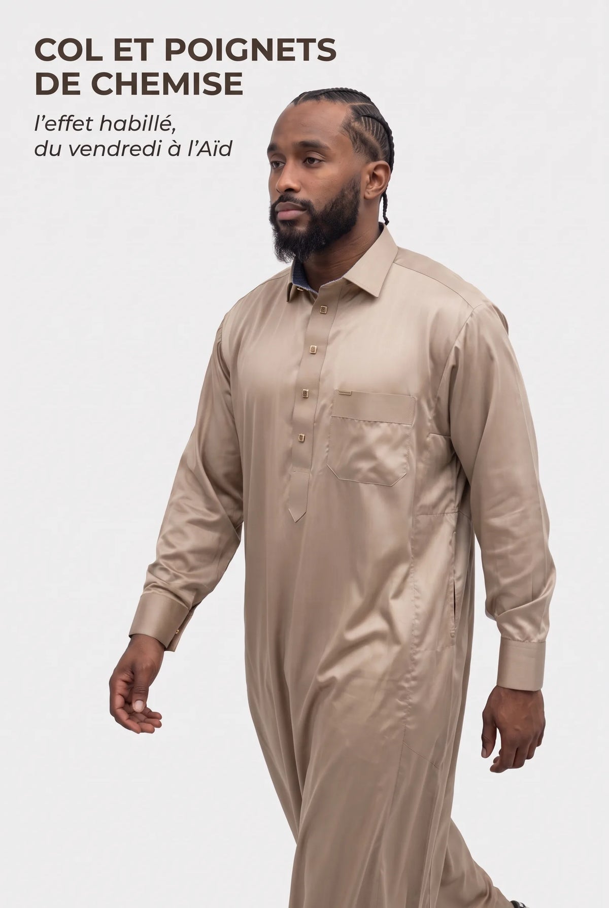 Homme en marche portant le qamis qatari satiné Adam beige, col et poignets de chemise