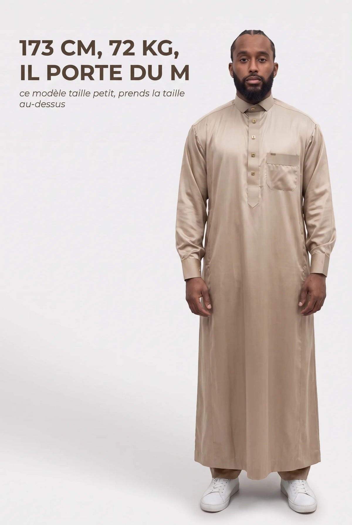 Repère de taille du qamis Adam beige, mannequin de 173 cm et 72 kg en taille M