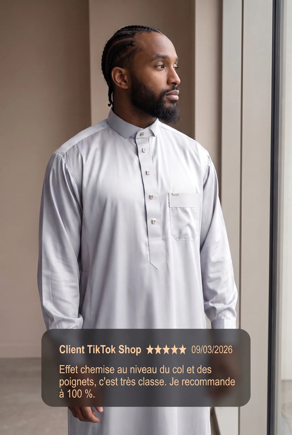 Qamis qatari satiné Adam blanc porté en intérieur, et avis client cinq étoiles