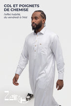 Homme en marche portant le qamis qatari satiné Adam blanc, col et poignets de chemise