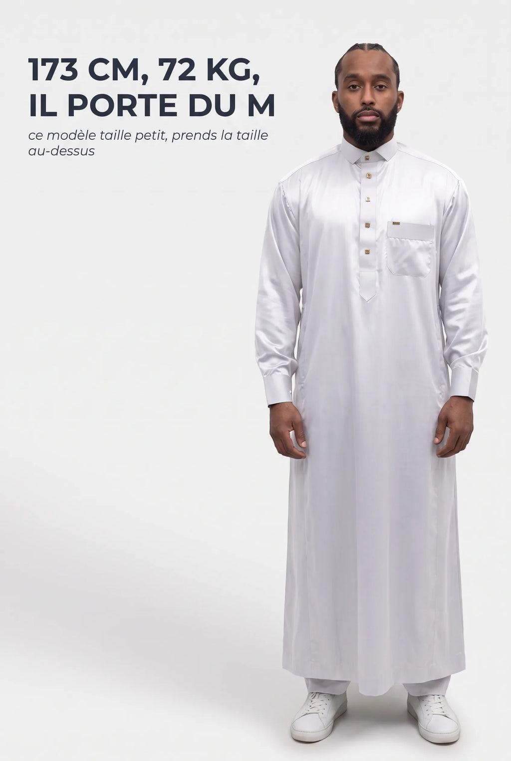Repère de taille du qamis Adam blanc, mannequin de 173 cm et 72 kg en taille M