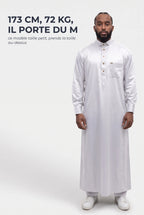 Repère de taille du qamis Adam blanc, mannequin de 173 cm et 72 kg en taille M