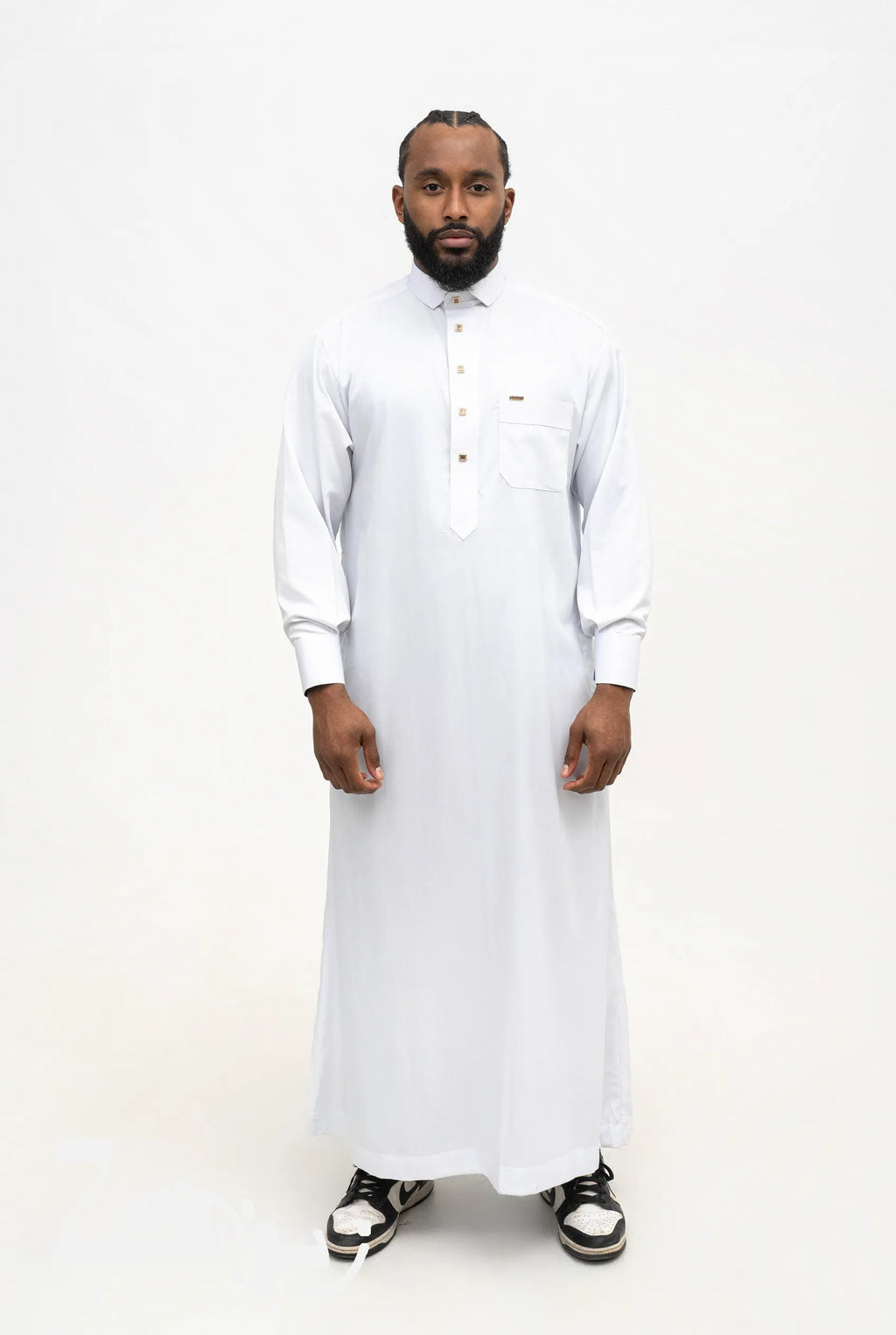 Qamis qatari satiné Adam blanc porté, col de chemise et poche poitrine, sur fond blanc