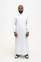 Qamis qatari satiné Adam blanc porté, col de chemise et poche poitrine, sur fond blanc
