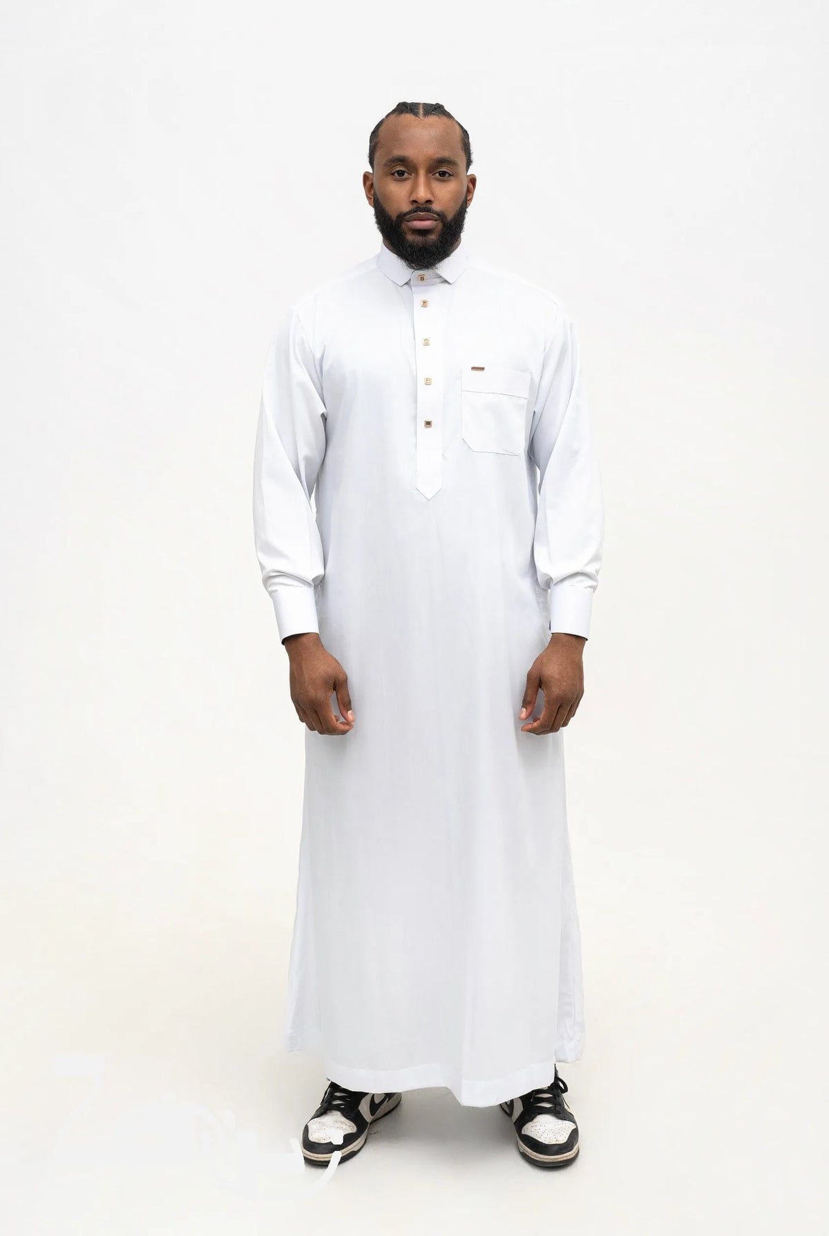 Qamis qatari satiné Adam blanc porté, col de chemise et poche poitrine, sur fond blanc