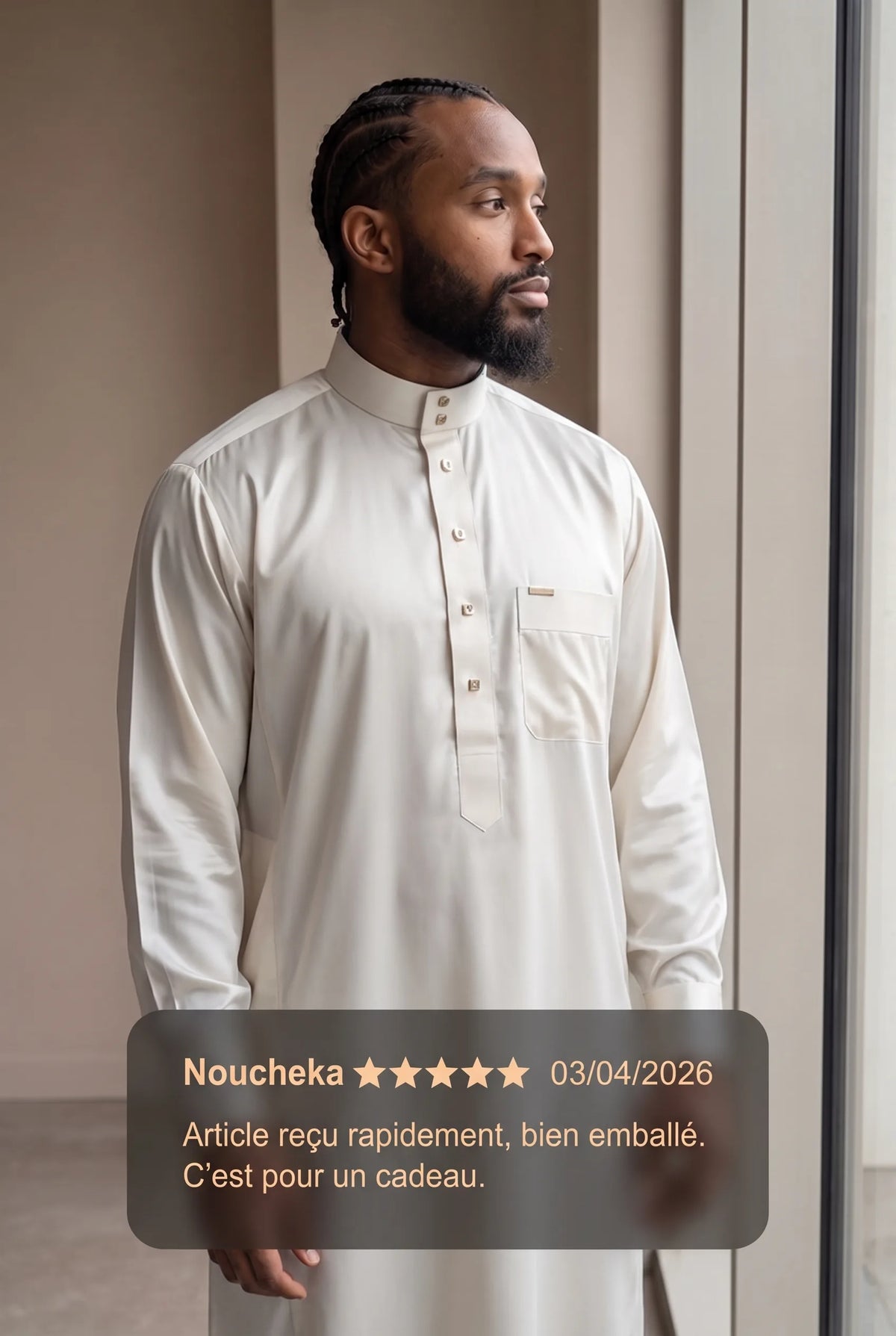 Qamis qatari satiné Adam blanc cassé porté en intérieur, et avis client cinq étoiles