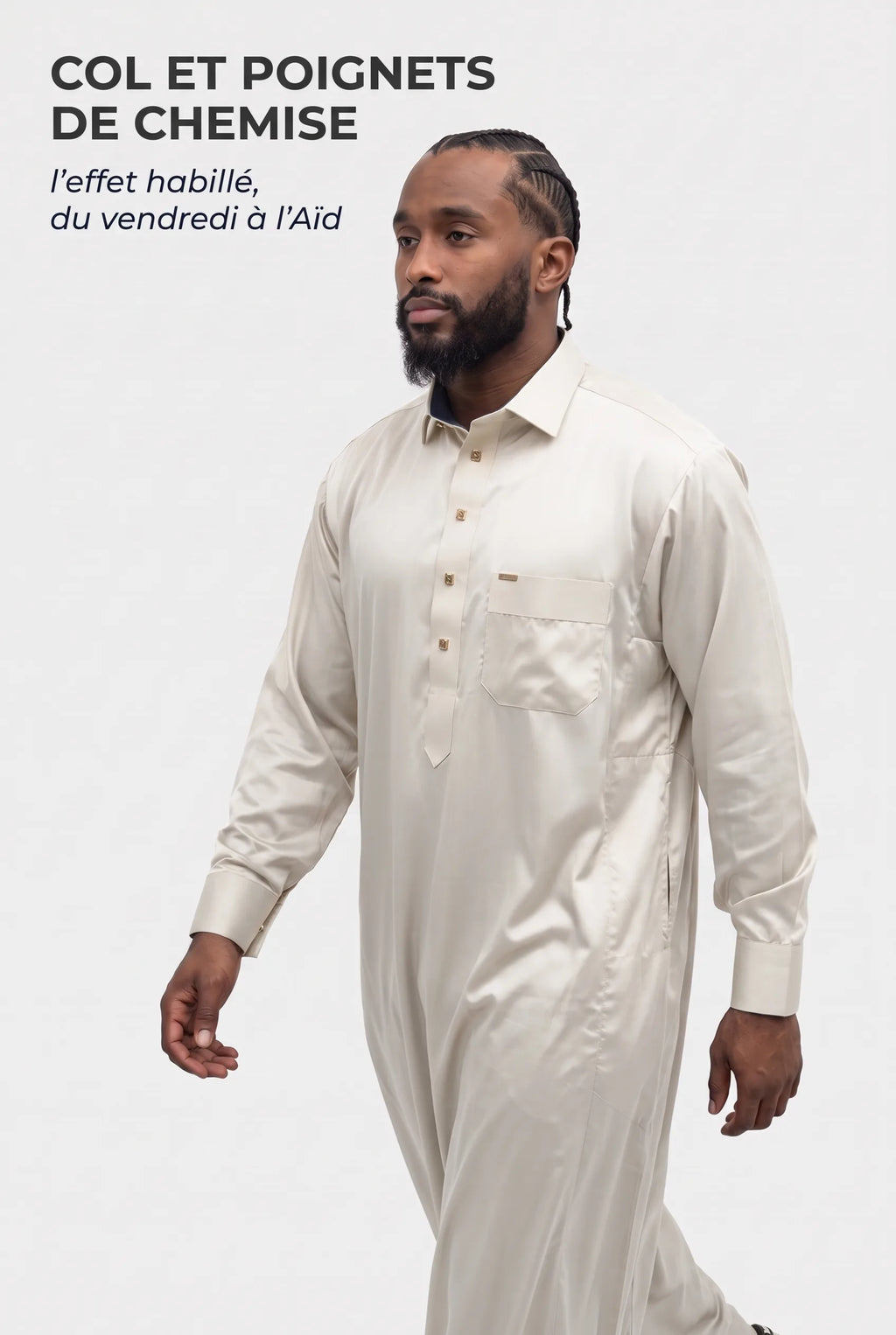Homme en marche portant le qamis qatari satiné Adam blanc cassé, col et poignets de chemise