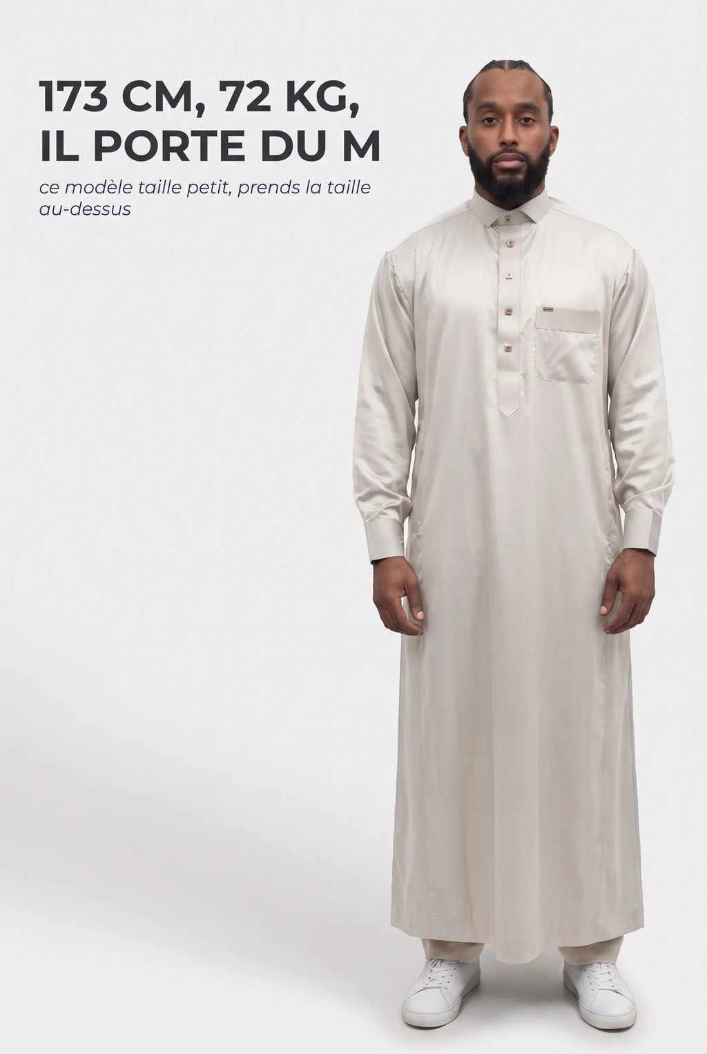 Repère de taille du qamis Adam blanc cassé, mannequin de 173 cm et 72 kg en taille M