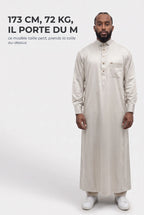 Repère de taille du qamis Adam blanc cassé, mannequin de 173 cm et 72 kg en taille M
