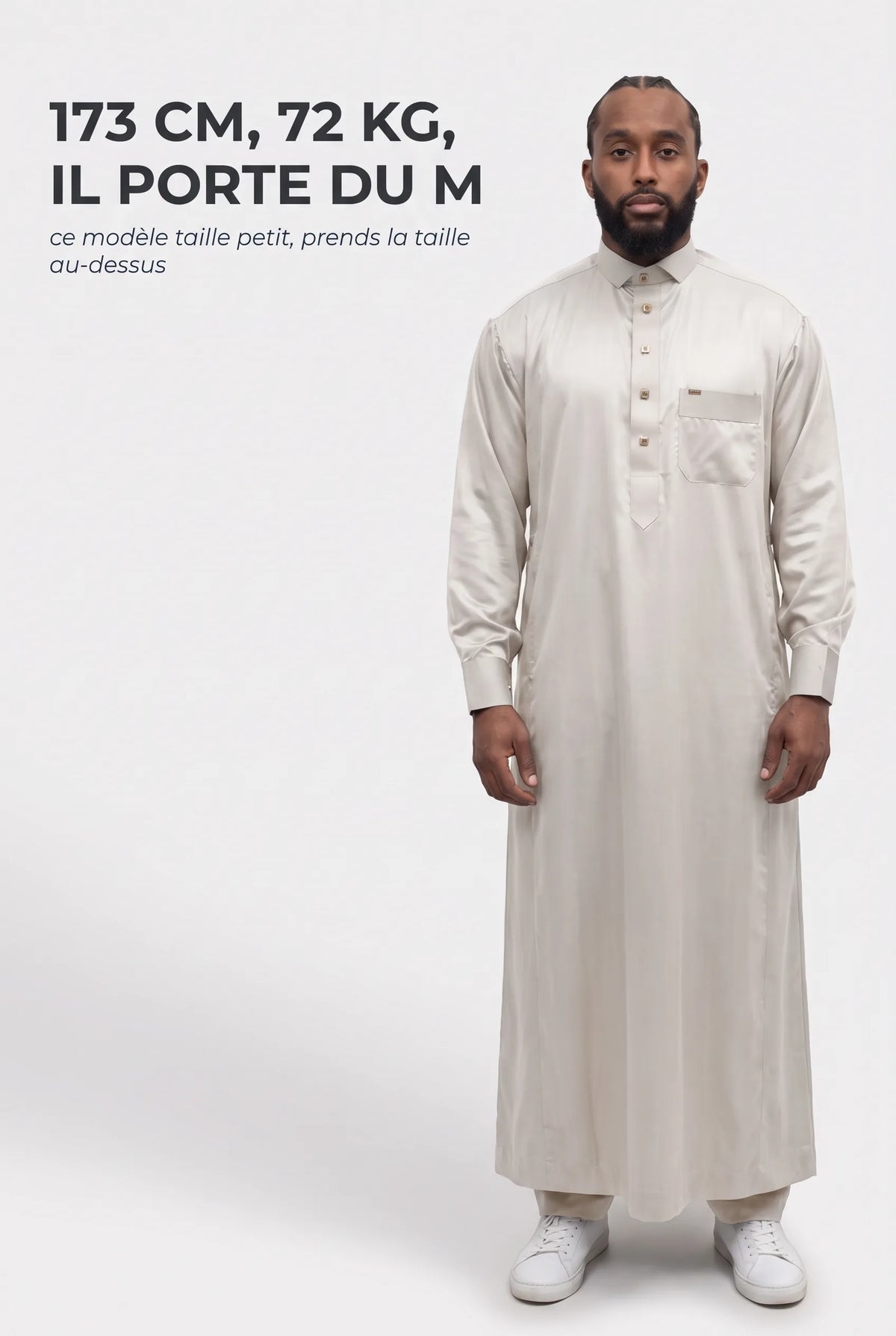 Repère de taille du qamis Adam blanc cassé, mannequin de 173 cm et 72 kg en taille M
