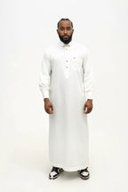 Qamis qatari satiné Adam blanc cassé porté, col de chemise et poche poitrine, sur fond blanc