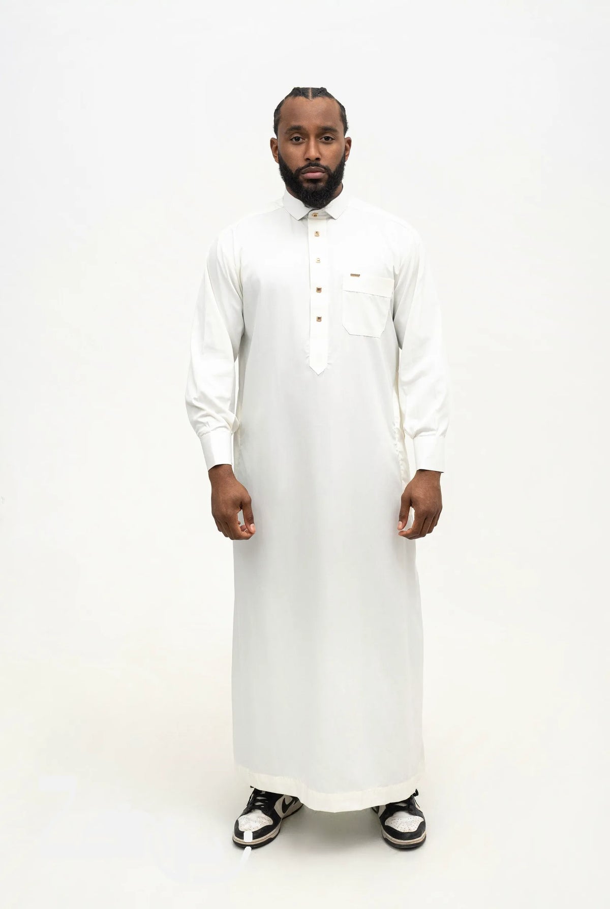 Qamis qatari satiné Adam blanc cassé porté, col de chemise et poche poitrine, sur fond blanc