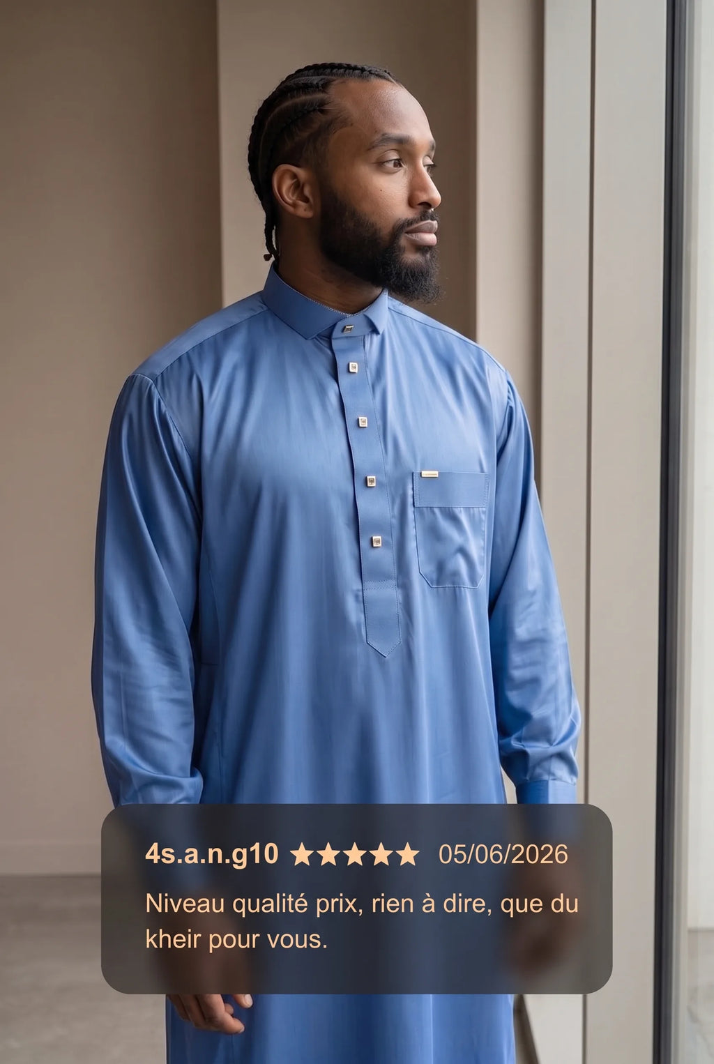 Qamis qatari satiné Adam bleu clair porté en intérieur, et avis client cinq étoiles