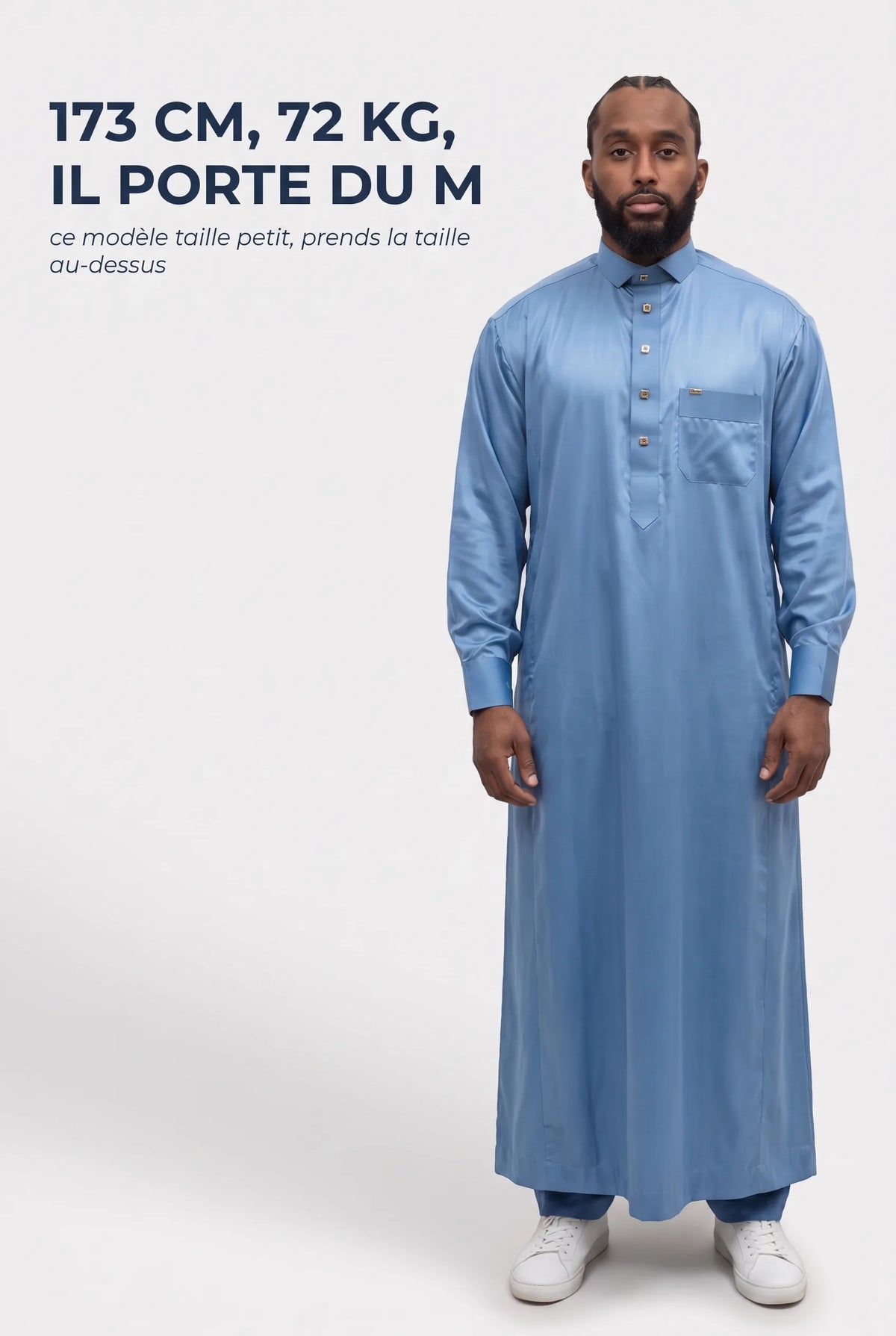 Repère de taille du qamis Adam bleu clair, mannequin de 173 cm et 72 kg en taille M