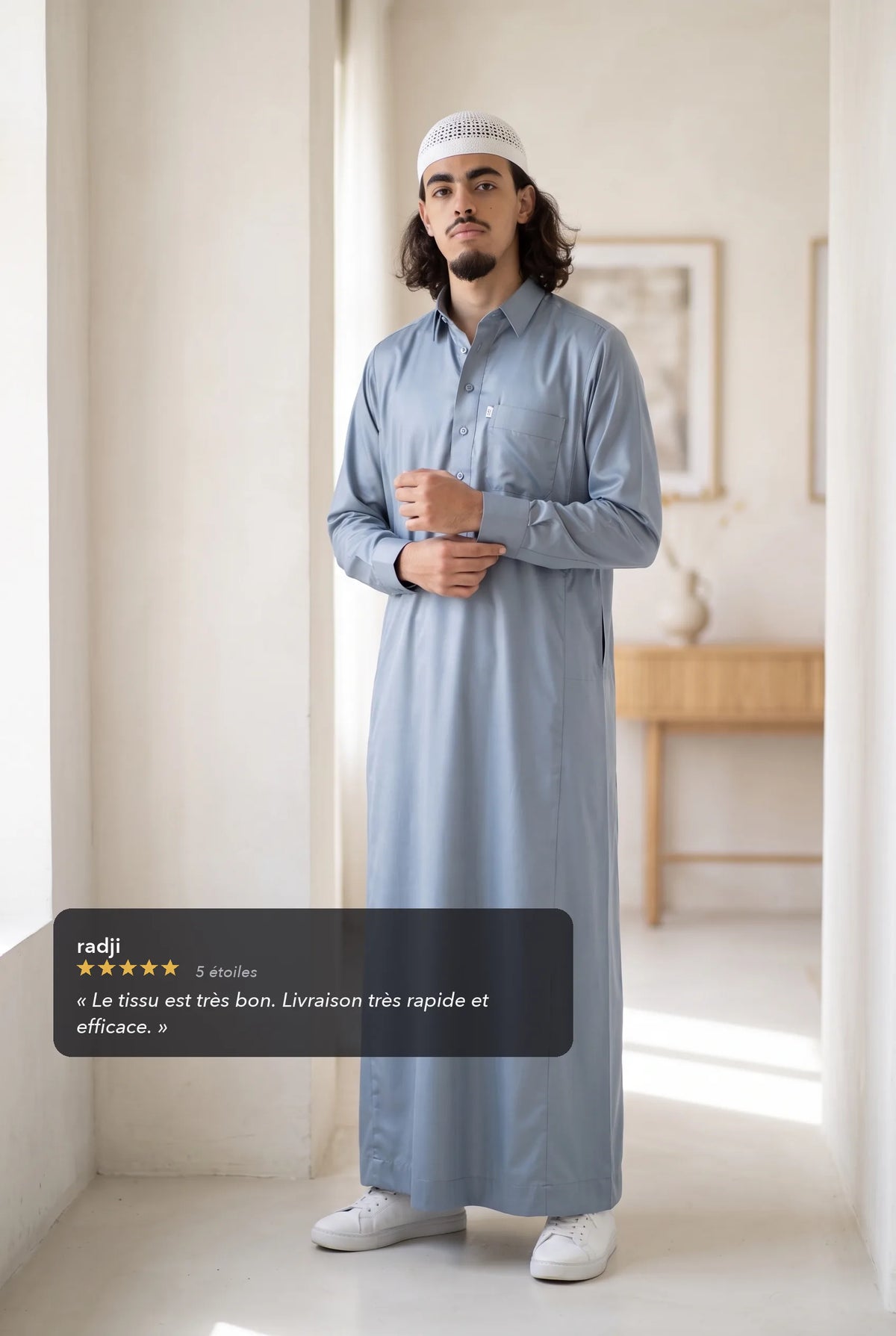 Qamis qatari satiné bleu Khalid porté en intérieur, avis client