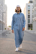 Qamis qatari satiné bleu Khalid porté en extérieur, tenue habillée