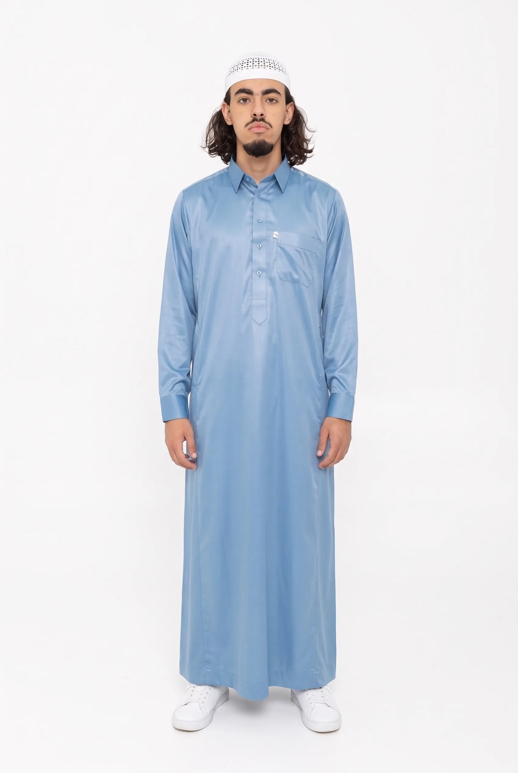 Qamis qatari satiné bleu Khalid porté de face, vue en pied sur fond blanc