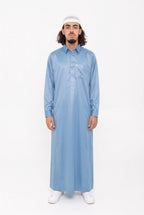 Qamis qatari satiné bleu Khalid porté de face, vue en pied sur fond blanc