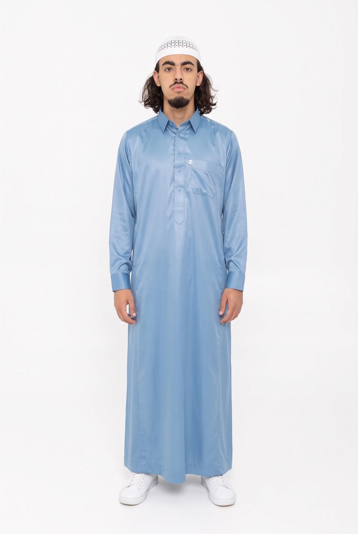 Qamis qatari satiné bleu Khalid porté de face, vue en pied sur fond blanc