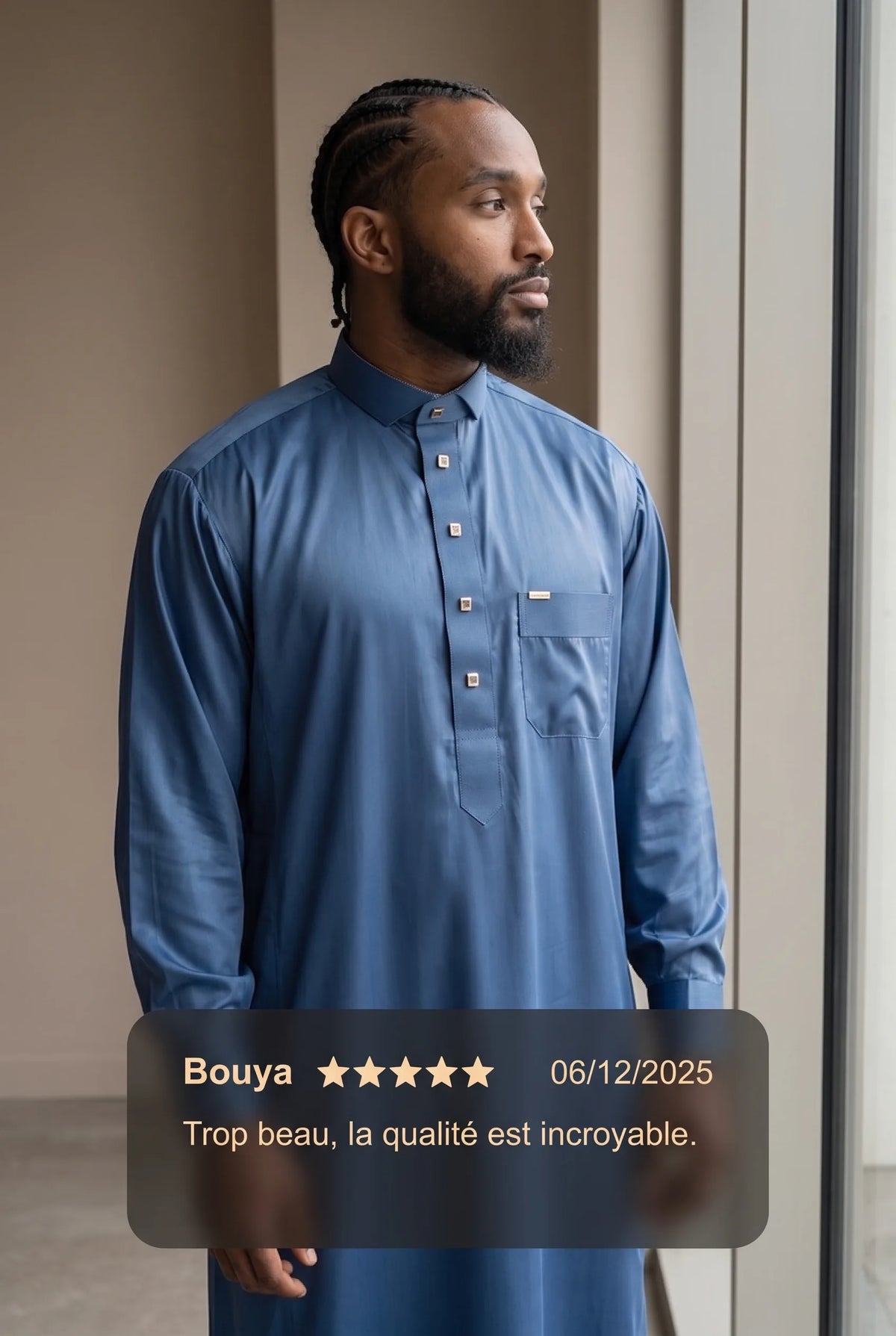 Qamis qatari satiné Adam bleu marine porté en intérieur, et avis client cinq étoiles