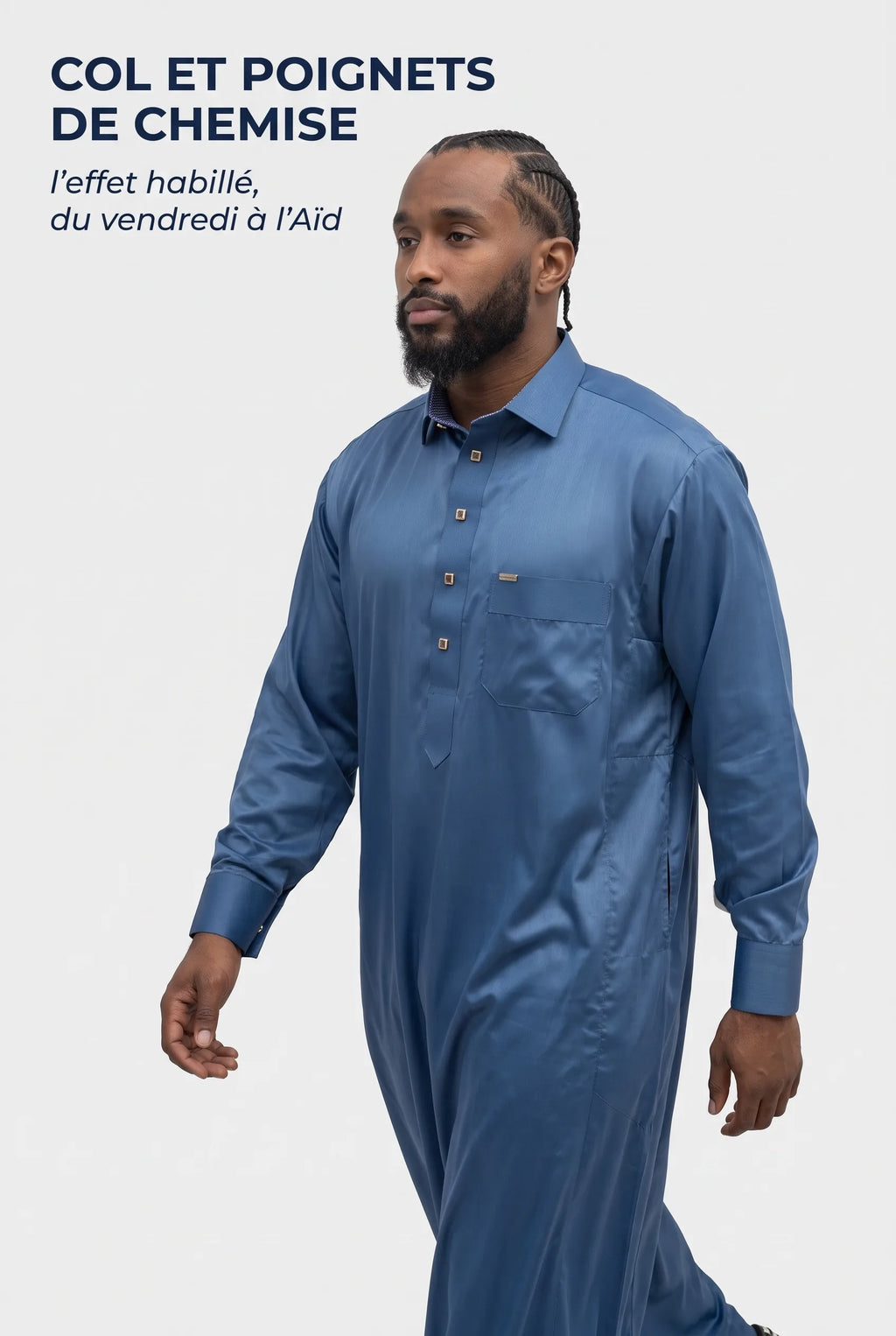 Homme en marche portant le qamis qatari satiné Adam bleu marine, col et poignets de chemise