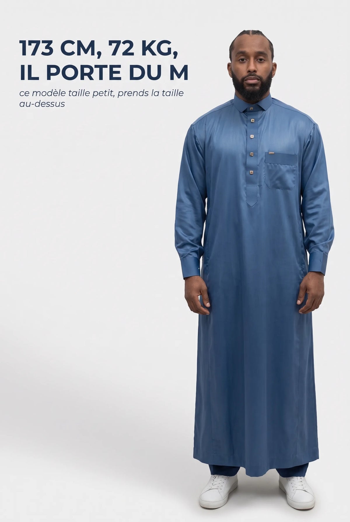 Repère de taille du qamis Adam bleu marine, mannequin de 173 cm et 72 kg en taille M