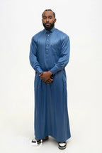 Qamis qatari satiné Adam bleu marine porté, col de chemise et poche poitrine, sur fond blanc