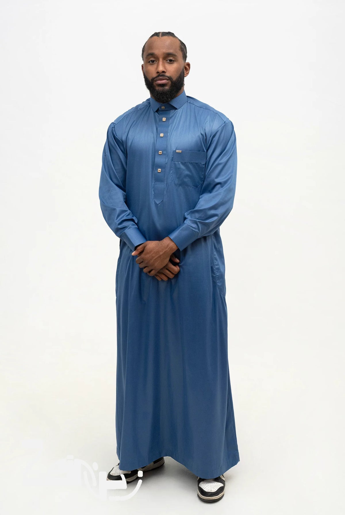 Qamis qatari satiné Adam bleu marine porté, col de chemise et poche poitrine, sur fond blanc