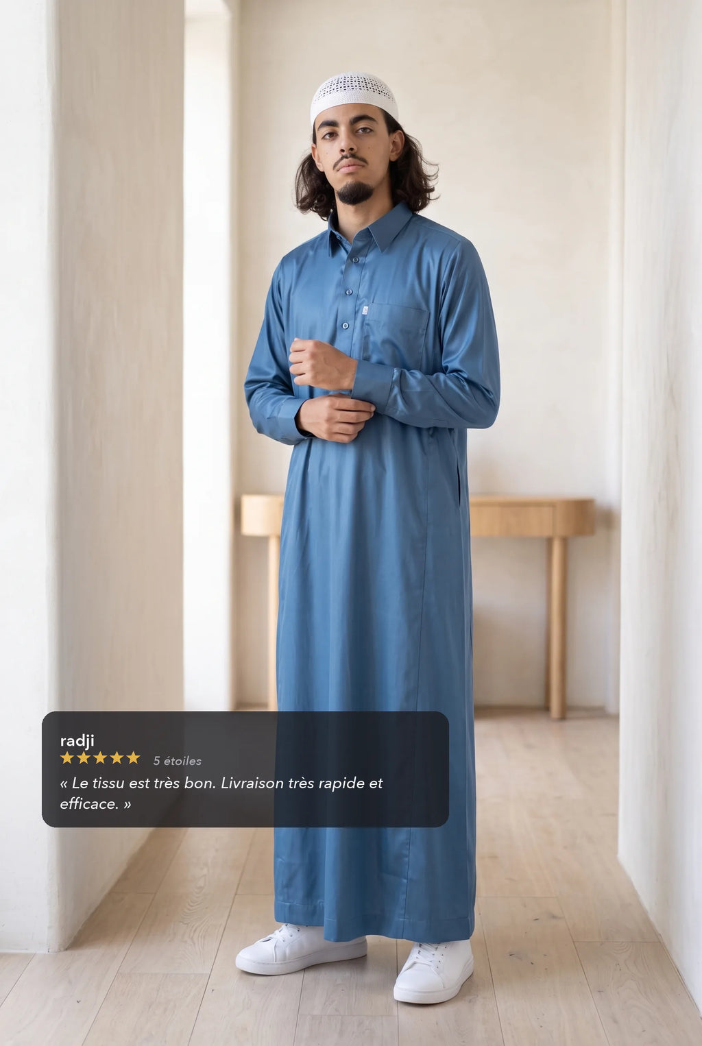 Qamis qatari satiné bleu marine Khalid porté en intérieur, avis client