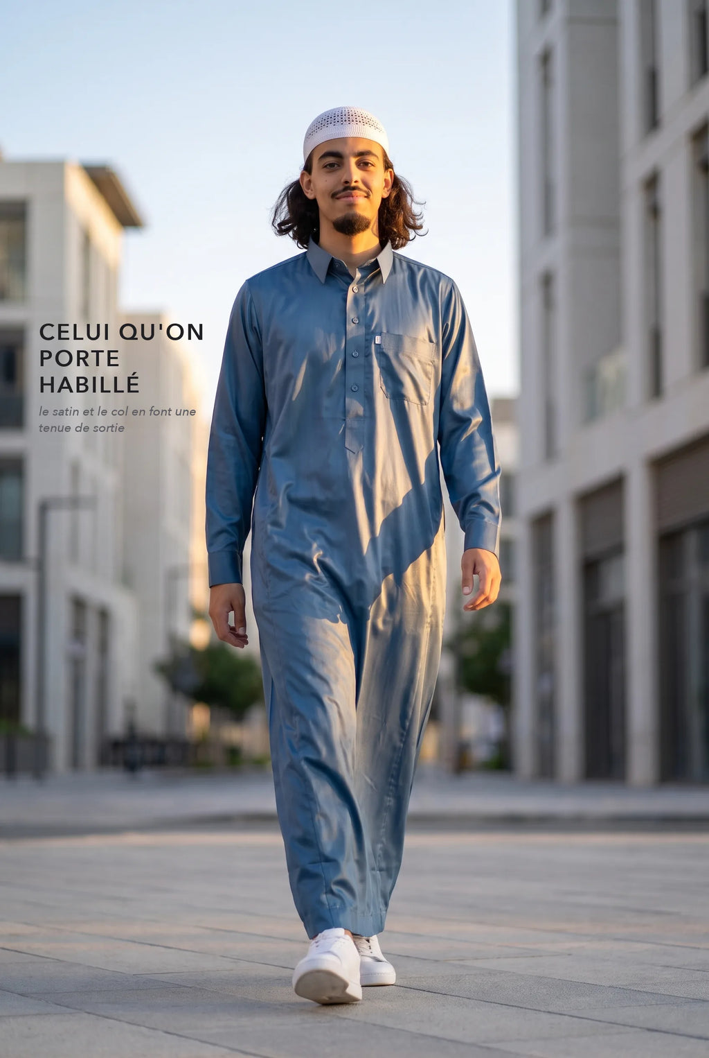Qamis qatari satiné bleu marine Khalid porté en extérieur, tenue habillée
