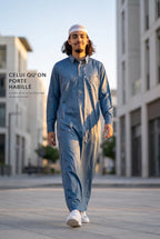 Qamis qatari satiné bleu marine Khalid porté en extérieur, tenue habillée