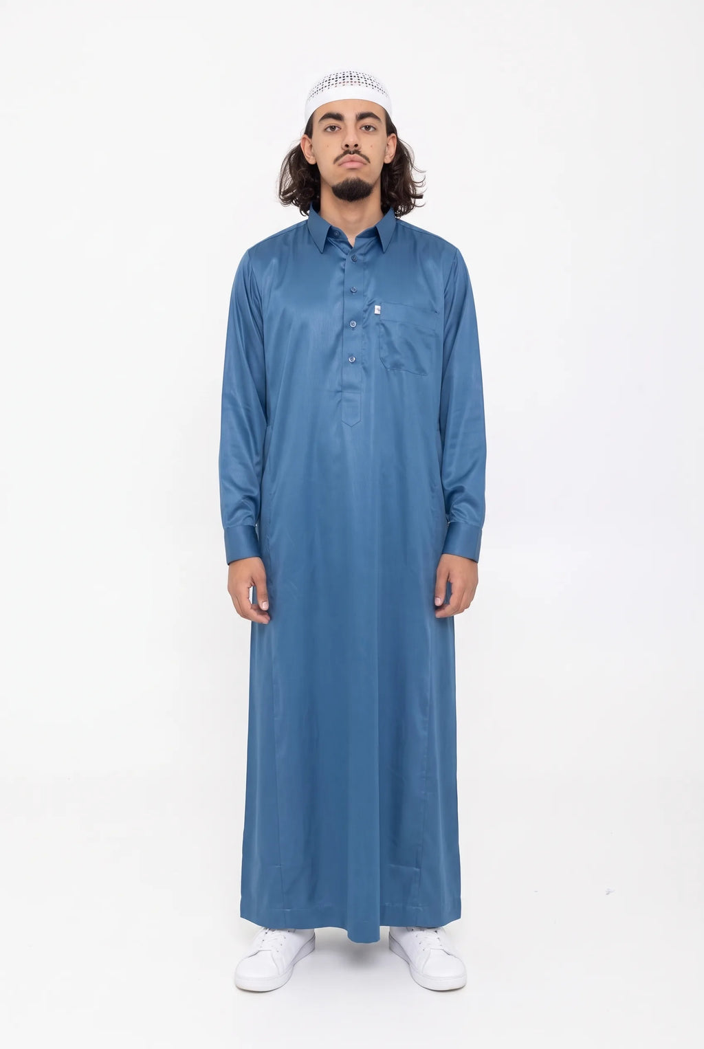 Qamis qatari satiné bleu marine Khalid porté de face, vue en pied sur fond blanc