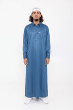 Qamis qatari satiné bleu marine Khalid porté de face, vue en pied sur fond blanc