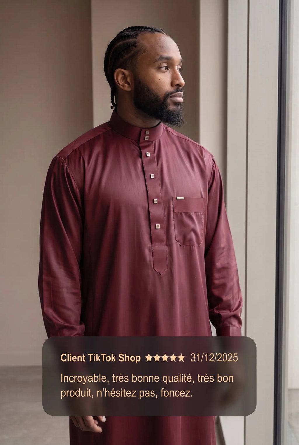 Qamis qatari satiné Adam bordeaux porté en intérieur, et avis client cinq étoiles