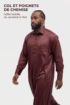 Homme en marche portant le qamis qatari satiné Adam bordeaux, col et poignets de chemise
