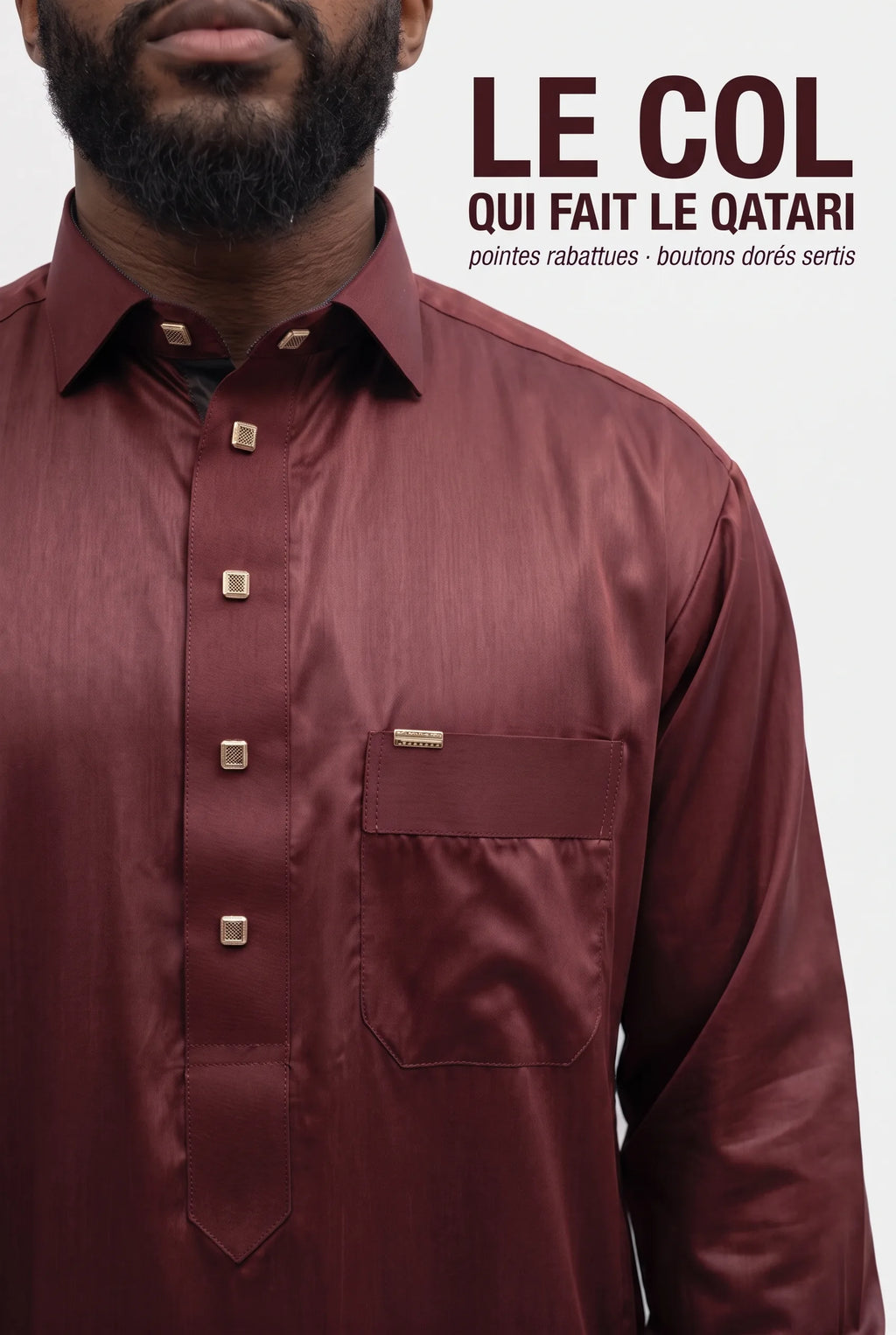 Détail du col de chemise à pointes du qamis qatari Adam bordeaux et de ses boutons dorés sertis