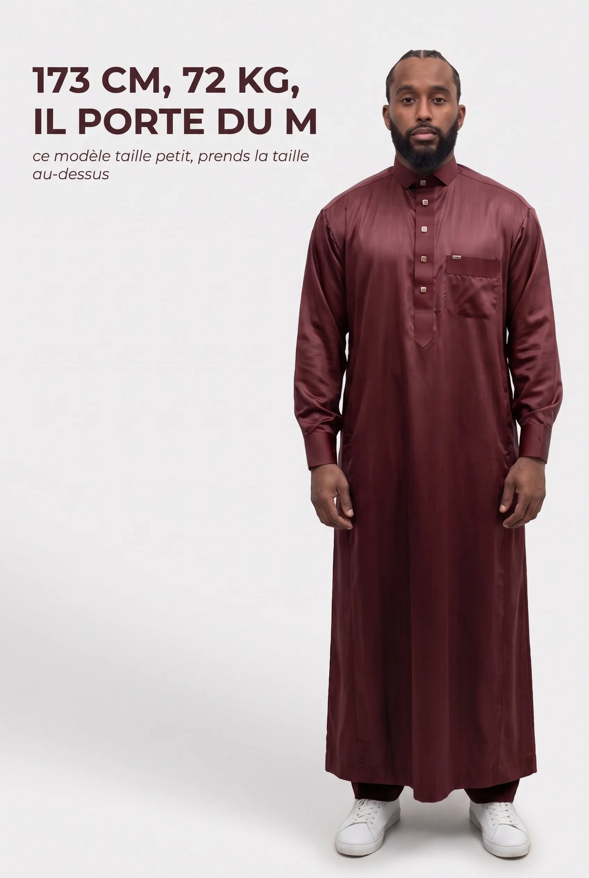 Repère de taille du qamis Adam bordeaux, mannequin de 173 cm et 72 kg en taille M