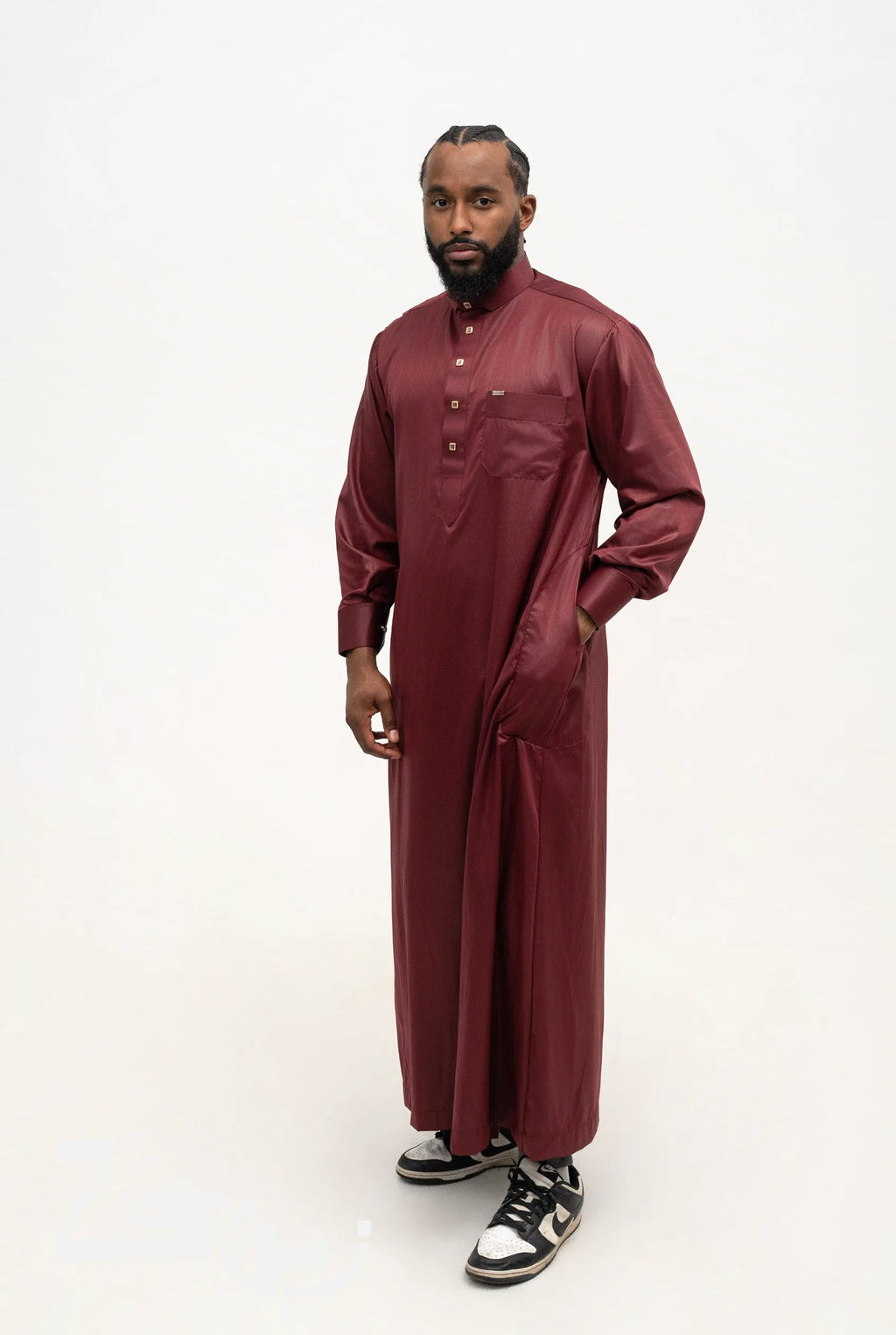 Qamis qatari satiné Adam bordeaux porté, col de chemise et poche poitrine, sur fond blanc