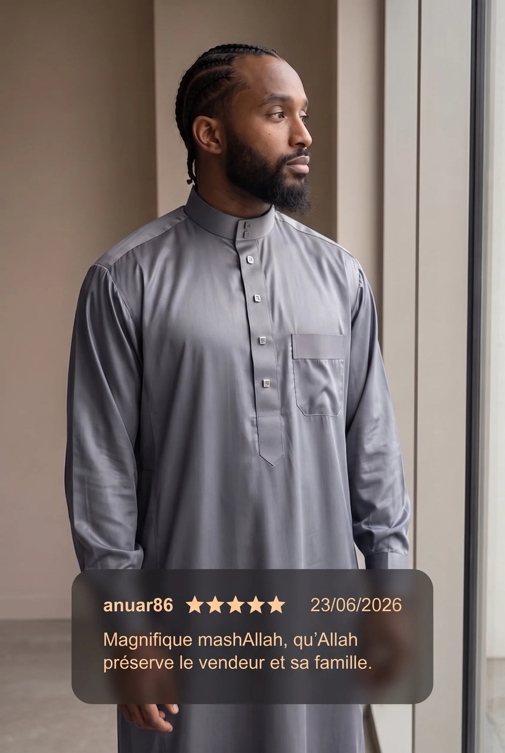 Qamis qatari satiné Adam gris porté en intérieur, et avis client cinq étoiles