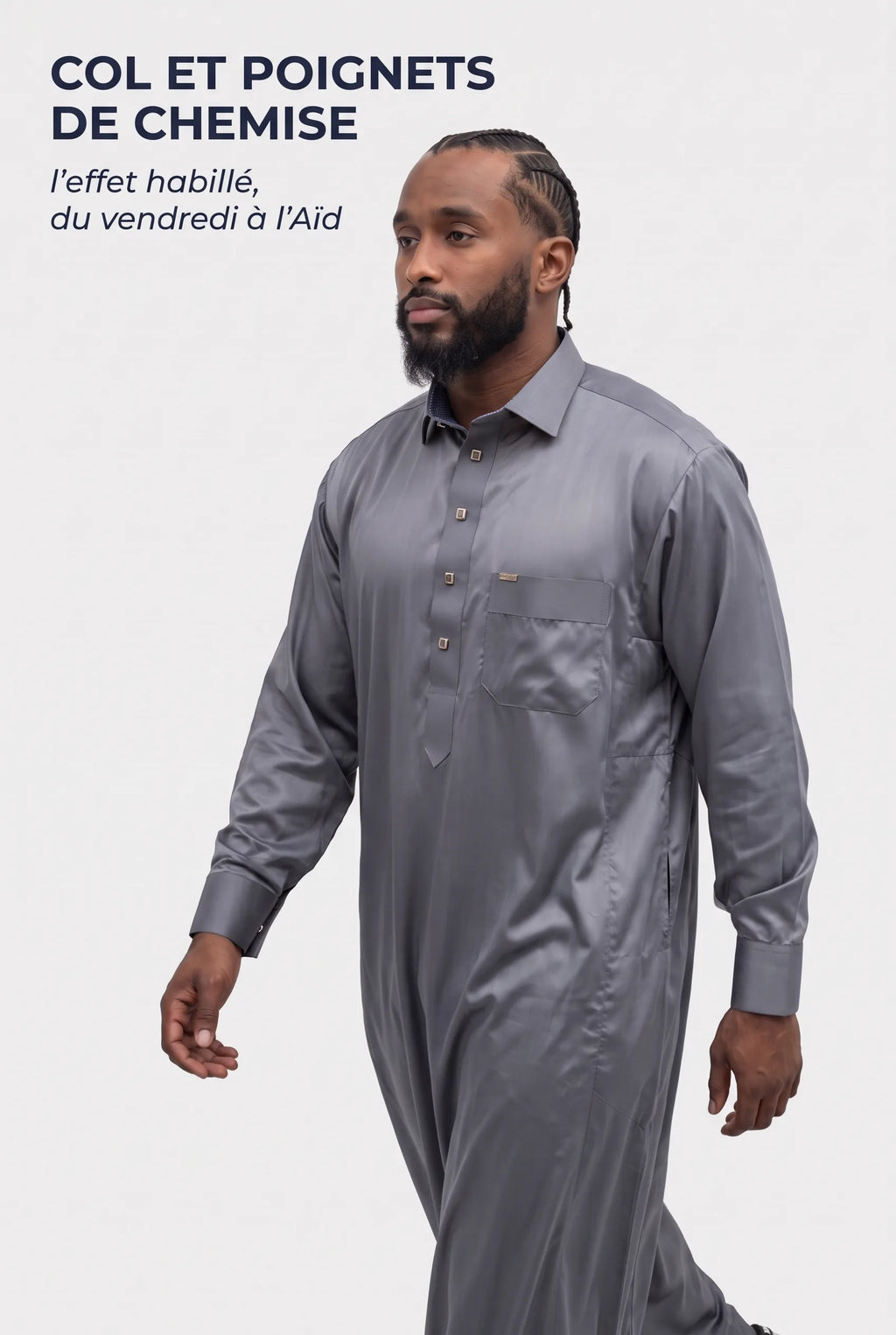 Homme en marche portant le qamis qatari satiné Adam gris, col et poignets de chemise