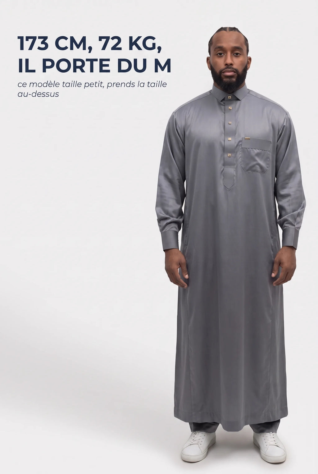 Repère de taille du qamis Adam gris, mannequin de 173 cm et 72 kg en taille M