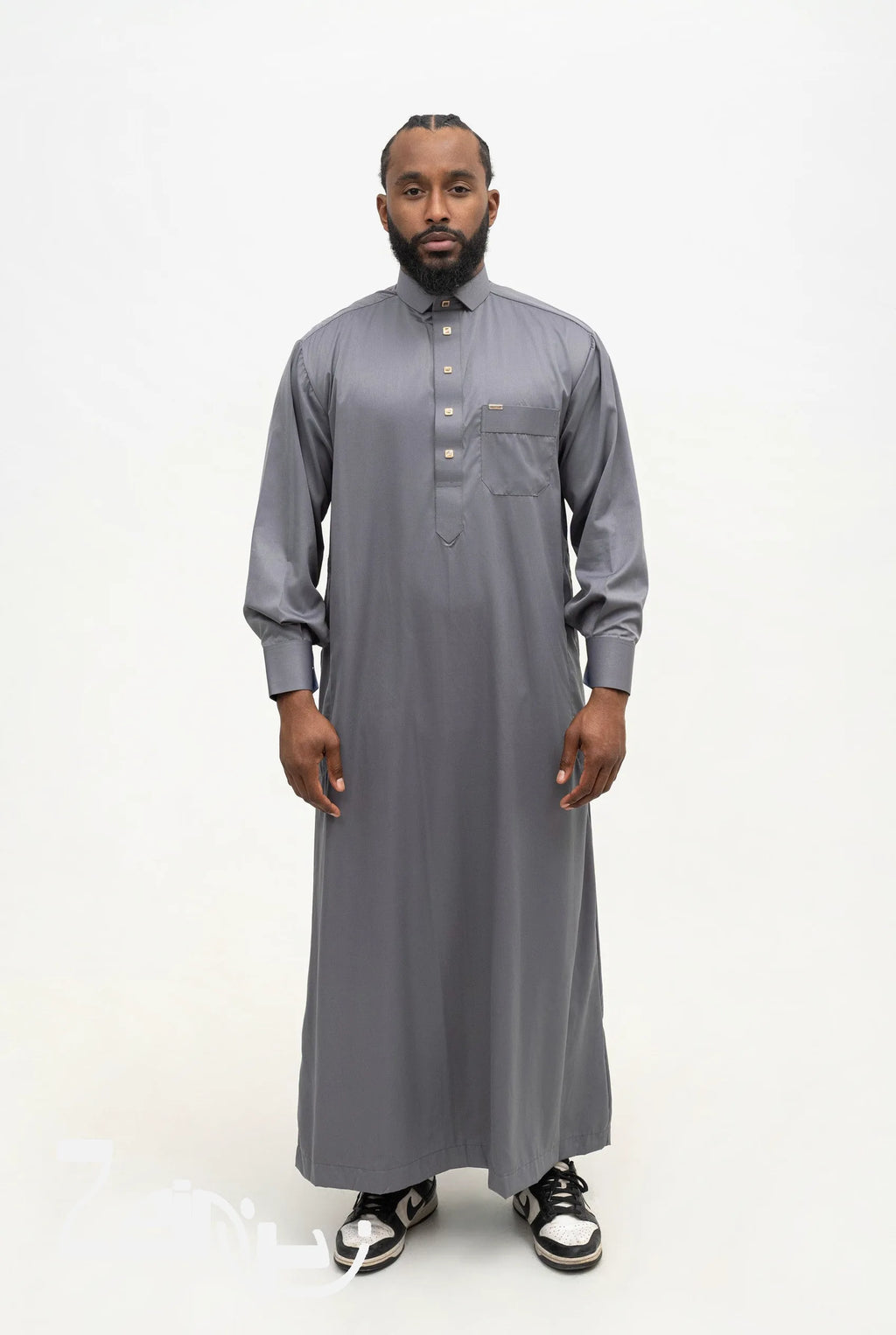 Qamis qatari satiné Adam gris porté, col de chemise et poche poitrine, sur fond blanc