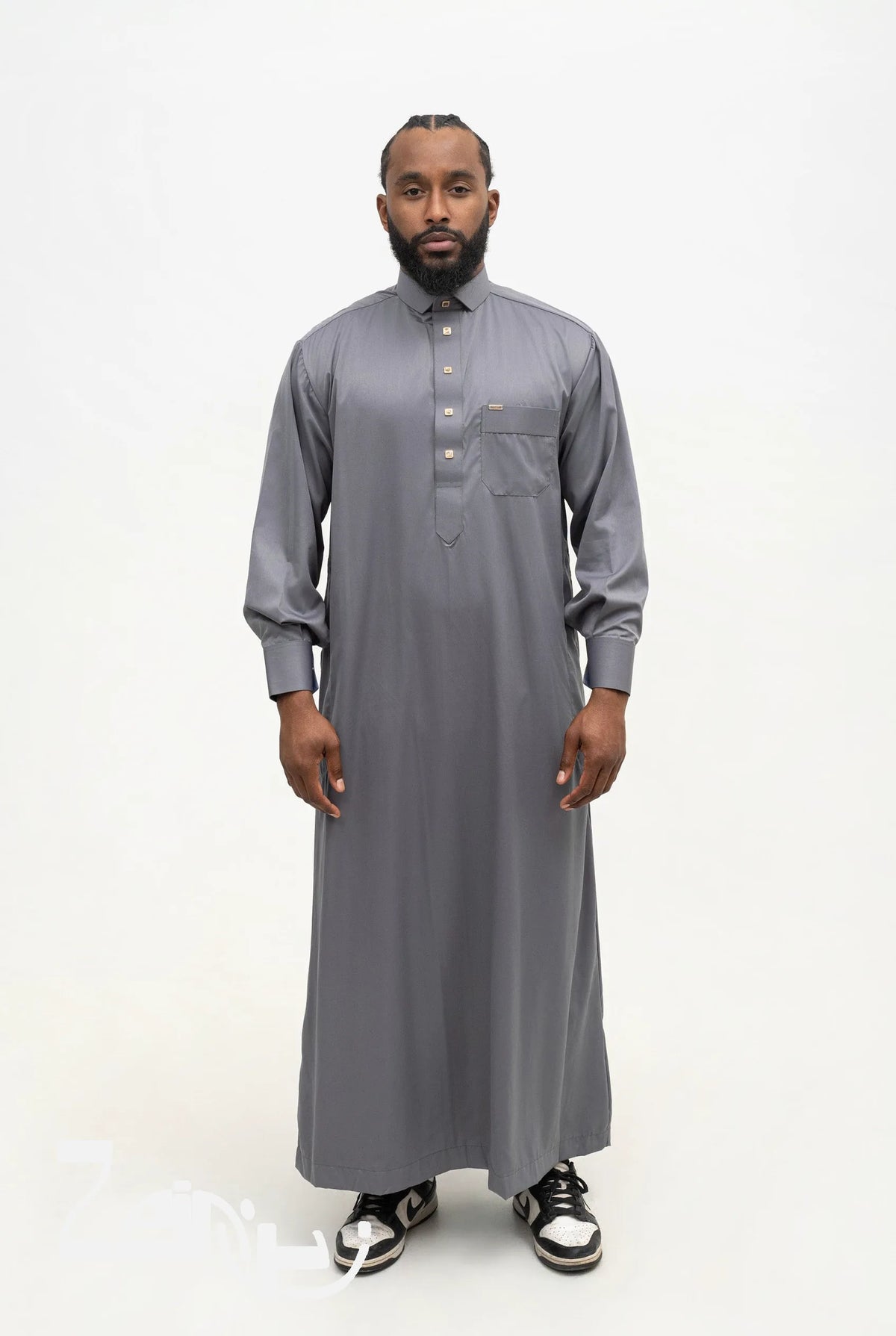 Qamis qatari satiné Adam gris porté, col de chemise et poche poitrine, sur fond blanc