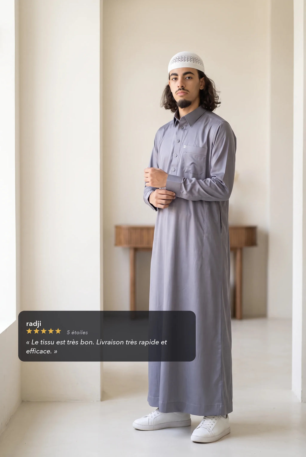 Qamis qatari satiné gris Khalid porté en intérieur, avis client
