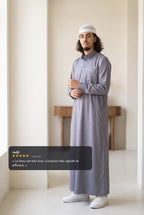 Qamis qatari satiné gris Khalid porté en intérieur, avis client