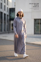 Qamis qatari satiné gris Khalid porté en extérieur, tenue habillée