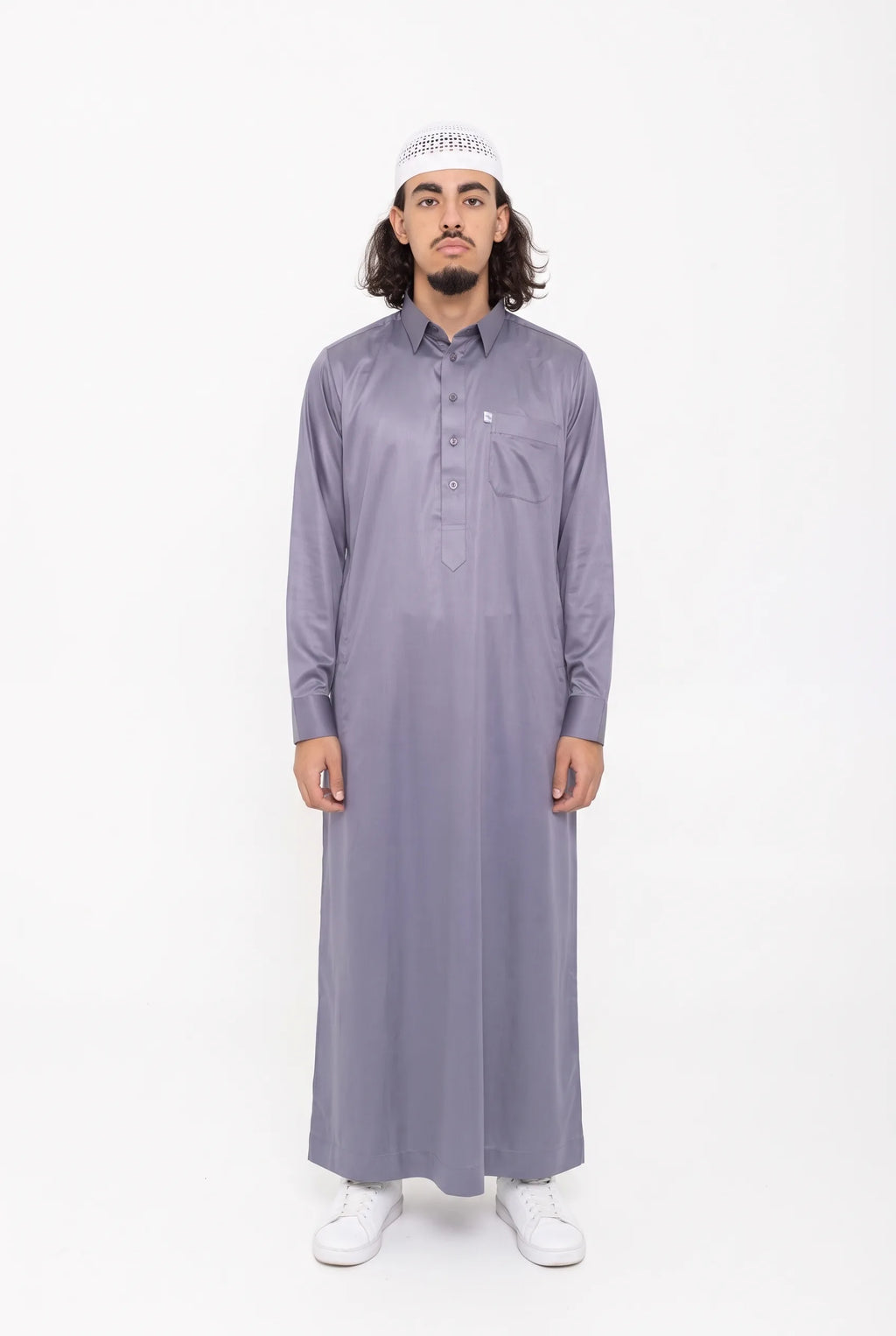 Qamis qatari satiné gris Khalid porté de face, vue en pied sur fond blanc