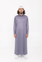Qamis qatari satiné gris Khalid porté de face, vue en pied sur fond blanc