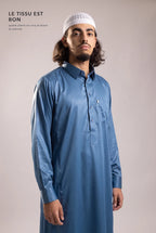 Tissu satiné du qamis qatari bleu marine Khalid en lumière rasante