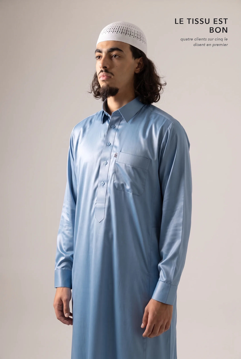 Tissu satiné du qamis qatari bleu Khalid en lumière rasante